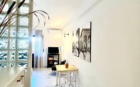 Oltrarno Hideway With Garage